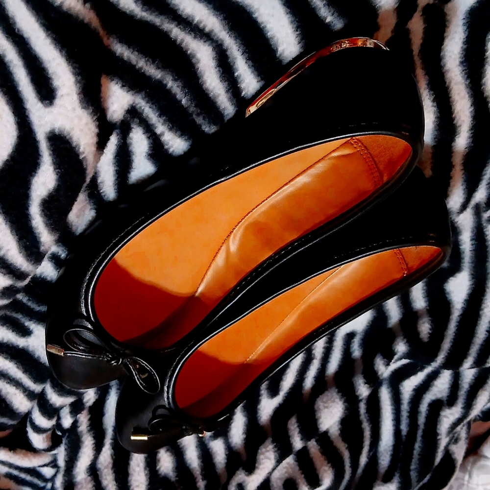 Apt 9 black closed-toed flats lined in gold with a toe bow!